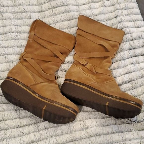 Camel colored suede Arezzo wedge boots - Picture 1 of 8